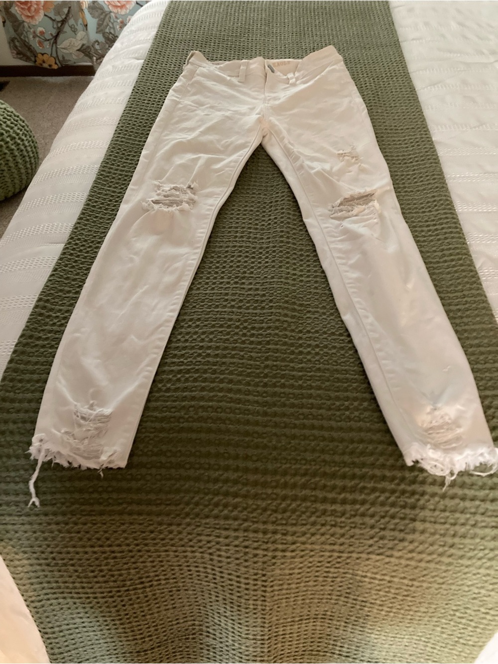 Women American eagle next level stretch hi-rise jegging white jeans distressed 4
